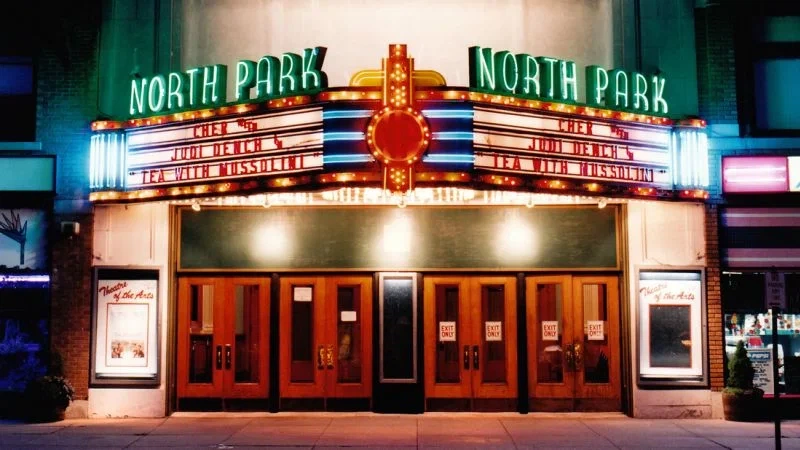 复古电影院外观展示小屁大王的文化氛围